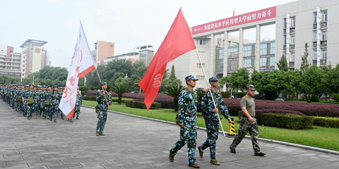 2018級新生軍訓徒步拉練 師旗飄揚，青春向黨
